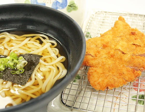 [ad_1]


Udon is one of my favorite comfort food ?
 Tonkatsu Udon ??
 Chewy & soft udon noodle in dashi soup broth with deep fried crispy pork cutlets on the side…